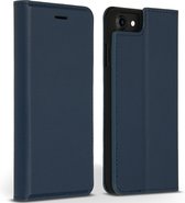 Accezz Hoesje Geschikt voor iPhone SE (2022) / SE (2020) / 8 / 7 / 6s / 6 Hoesje Met Pasjeshouder - Accezz Premium Leather Slim Bookcase - Donkerblauw