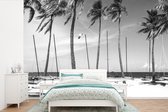 Behang - Fotobehang Boten op het strand van Miami Beach - zwart wit - Breedte 525 cm x hoogte 350 cm