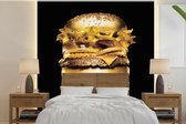 Behang - Fotobehang Gouden hamburger op een zwarte achtergrond. - Breedte 240 cm x hoogte 240 cm