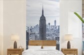 Behang - Fotobehang Bewolkte hemel boven het Empire State Building in Amerika - Breedte 120 cm x hoogte 240 cm