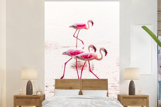 Behang - Fotobehang Roze flamingo's aan het wandelen - Breedte 145 cm x hoogte 220 cm