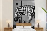 Behang - Fotobehang Zebra - Muur - Deur - Dieren - Zwart wit - Breedte 170 cm x hoogte 260 cm