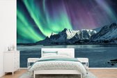 Behang - Fotobehang Noorderlicht - Sneeuw - Noorwegen - Breedte 600 cm x hoogte 400 cm