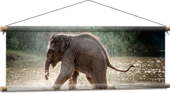 Textielposter - Baby Olifant Spelend in Meer in Regenwoud - 90x30 cm Foto op Textiel