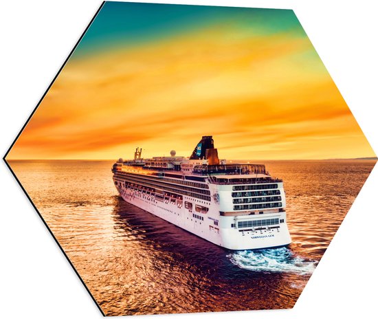 WallClassics - Dibond Hexagon - Cruise op Zee met groen gele Lucht - 60x52.2 cm Foto op Hexagon (Met Ophangsysteem)