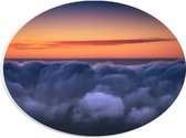 WallClassics - PVC Schuimplaat Ovaal - Oranje Lucht boven Wolkendek - 28x21 cm Foto op Ovaal (Met Ophangsysteem)