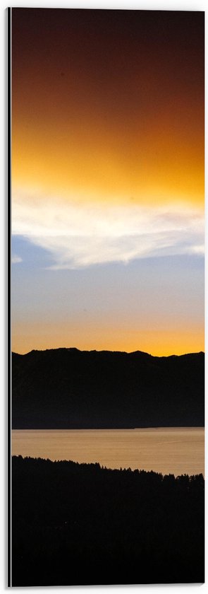 WallClassics - Dibond - Zon verdwijnend achter Berg onder Oranje Lucht - 20x60 cm Foto op Aluminium (Wanddecoratie van metaal)