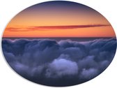 WallClassics - PVC Schuimplaat Ovaal - Oranje Lucht boven Wolkendek - 96x72 cm Foto op Ovaal (Met Ophangsysteem)