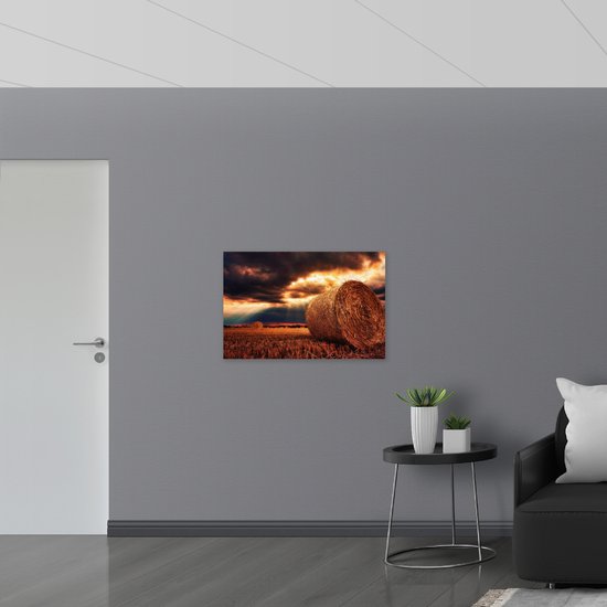 WallClassics - Poster Glossy – Grande botte de foin sur un pré sous un ciel sombre - Photo 90x60 cm sur papier poster avec finition brillante