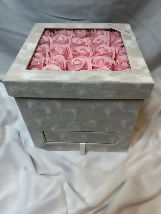 AG Luxurygifts rozen box - Valentijnsdag cadeau - cadeau tip - flower box - velvet cadeau - soap roses - Moederdag Cadeau