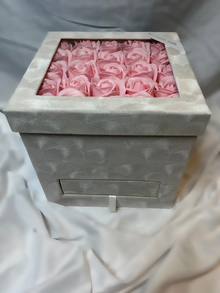 AG Luxurygift Rozen - gift box - AG Luxurygifts rozen box - Valentijnsdag cadeau - cadeau tip - flower box - velvet cadeau - soap roses - Moederdag Cadeau