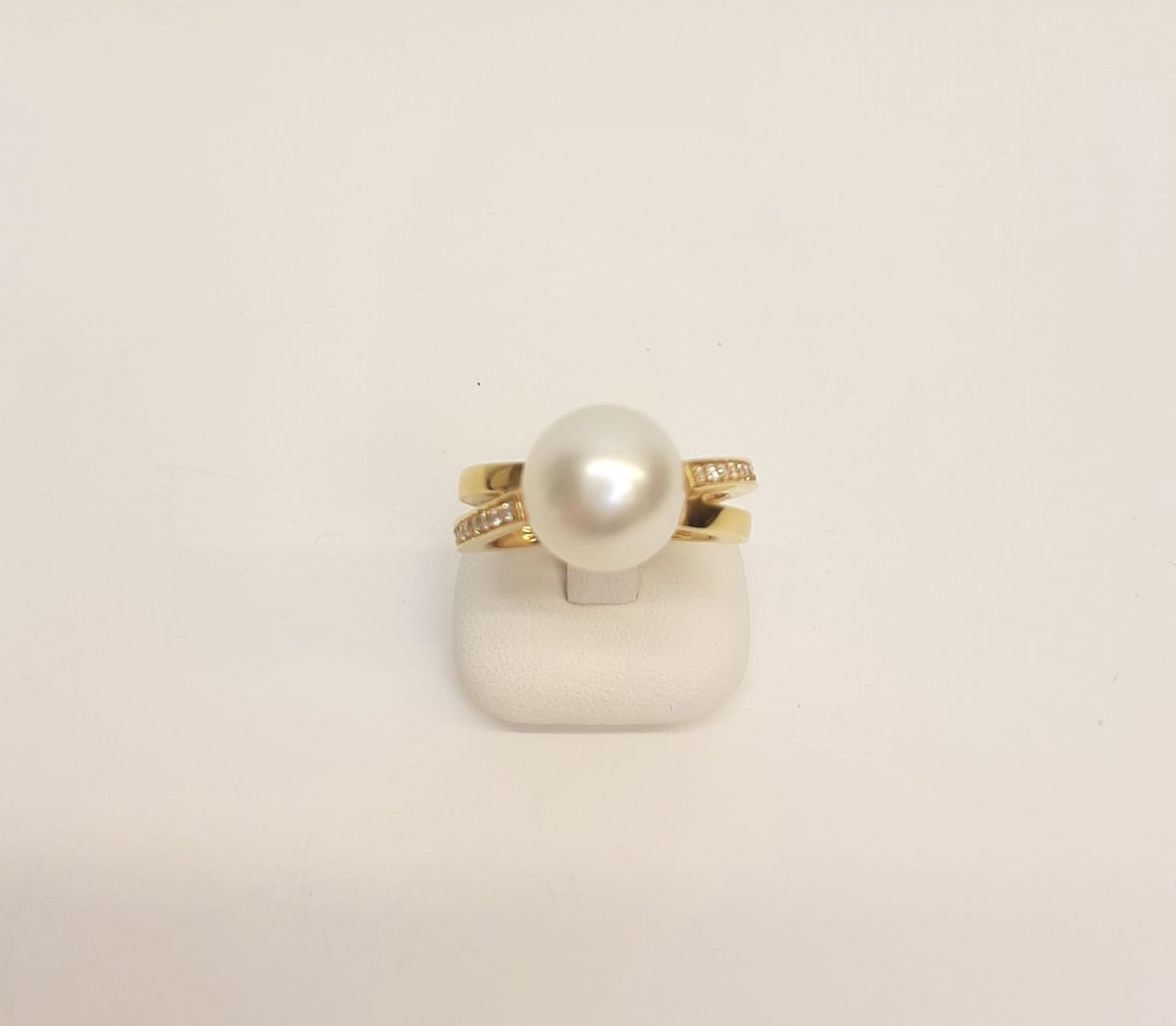 Geelgouden damesring - Merk Shoefle -18 karaat - Akoya parel naturel 10-10 mm Gewicht 11.5 gram totaal Maat 17 - uitverkoop - van €3970,- voor €2495,-