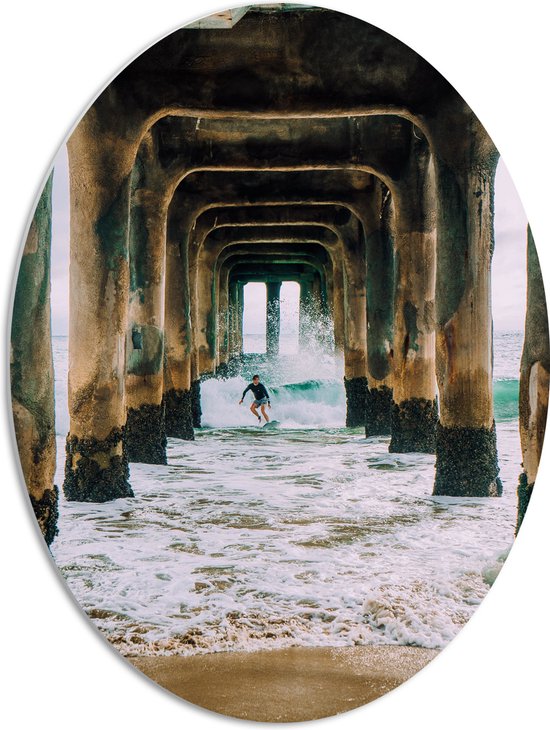 PVC Schuimplaat Ovaal - Surfer onder de Pier - 51x68 cm Foto op Ovaal (Met Ophangsysteem)