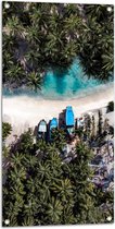WallClassics - Tuinposter – Bovenaanzicht van Blauwe Bootjes tussen Palmbomen op Wit Strand - 50x100 cm Foto op Tuinposter (wanddecoratie voor buiten en binnen)