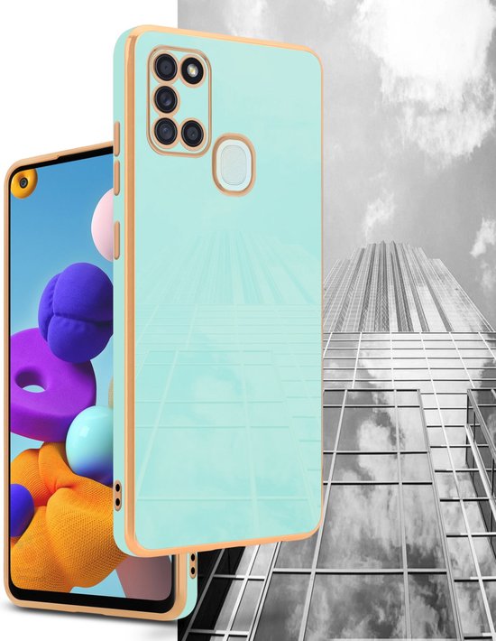 Mintgroen telefoonhoesje met gouden rand, naast telefoon en gebouw.