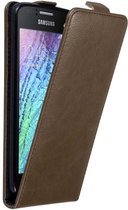 Cadorabo Hoesje geschikt voor Samsung Galaxy J1 2015 in KOFFIE BRUIN - Beschermhoes in flip design Case Cover met magnetische sluiting