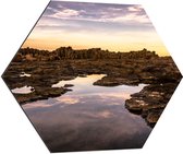 Dibond Hexagon - Helder Bruine Rotsen in Water met Paarse Gloed - 70x60.9 cm Foto op Hexagon (Met Ophangsysteem)