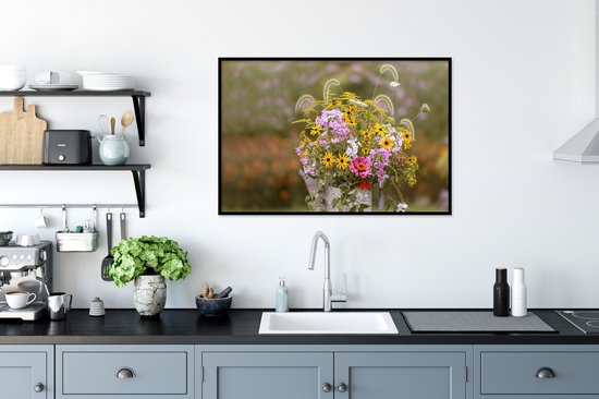 Cadre photo - Ancien arrosoir rempli de fleurs Cadre photo noir sans passe-partout 120x80 cm - Affiche sous cadre (Décoration murale salon / chambre)
