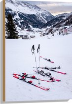 WallClassics - Hout - Skielatten in de Sneeuw - 50x75 cm - 9 mm dik - Foto op Hout (Met Ophangsysteem)