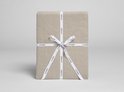 Natuurlijk beige linnen product, verpakt als een cadeau met een Yumeko lint.