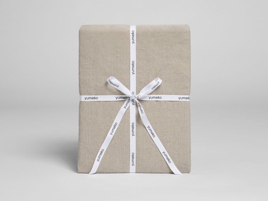 Natuurlijk beige linnen product, verpakt als een cadeau met een Yumeko lint.