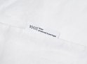 Label '100% linen produced in portugal' op wit linnen.