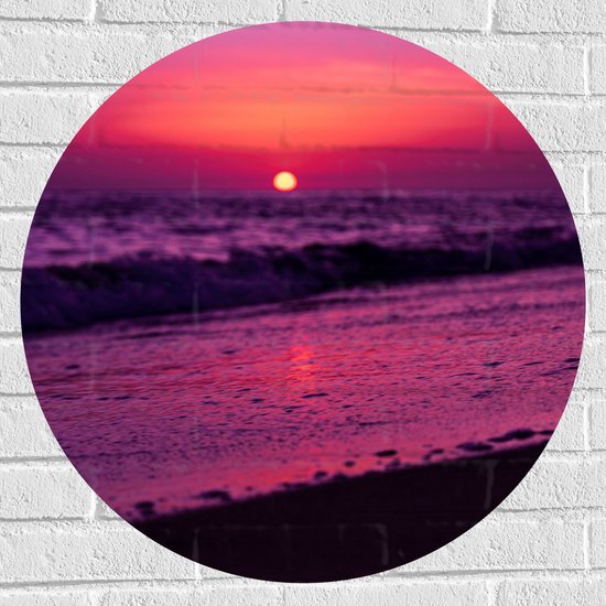 WallClassics - Muursticker Cirkel - Zee en Strand met Paarse Lucht - 70x70 cm Foto op Muursticker