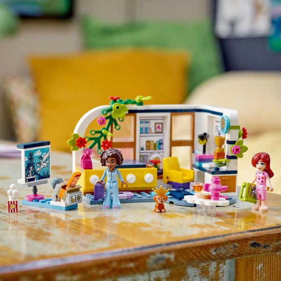 LEGO Friends speelkamer met twee minipoppetjes, een speelgoedhuisdier, een bed en een speelgoed-tv.
