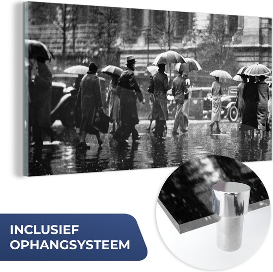 MuchoWow® Glasschilderij - Mensen lopen over straat in de regen in New York -zwart-wit - 80x40 cm - Acrylglas Schilderijen - Foto op Glas