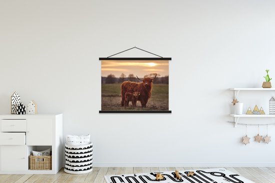 Posterhanger incl. Poster 150x113 cm - Schoolplaat - Schotse hooglander - Dieren - Landschap - Zonsondergang - Koe - Textielposter - Blanke latten