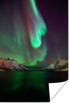 Noorderlicht boven de bergen in Noorwegen poster papier 60x90 cm - Foto print op Poster (wanddecoratie woonkamer / slaapkamer) / natuurverschijnselen Poster