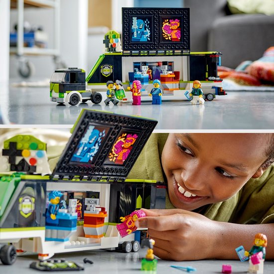 Groene en witte gametoernooitruck met figuren en een openklapbaar podium met schermen.