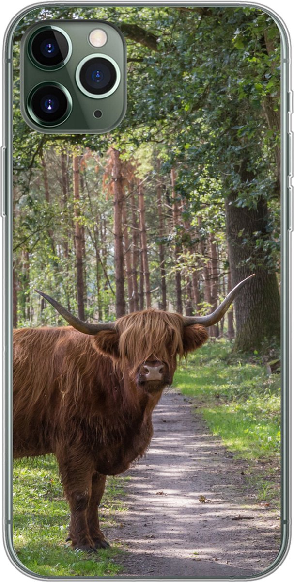 Geschikt voor iPhone 11 Pro Max hoesje - Schotse Hooglander - Pad - Boom - Siliconen Telefoonhoesje - SleevesAndCases
