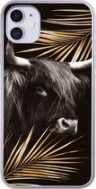 Geschikt voor iPhone 11 hoesje - Schotse hooglander - Bladeren - Goud - Siliconen Telefoonhoesje