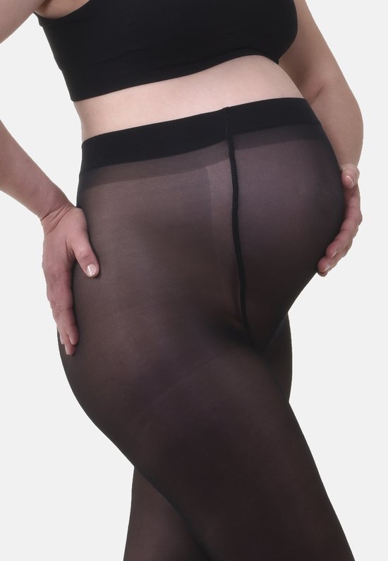 Close-up van een zwangere buik in een zwarte, doorschijnende panty.