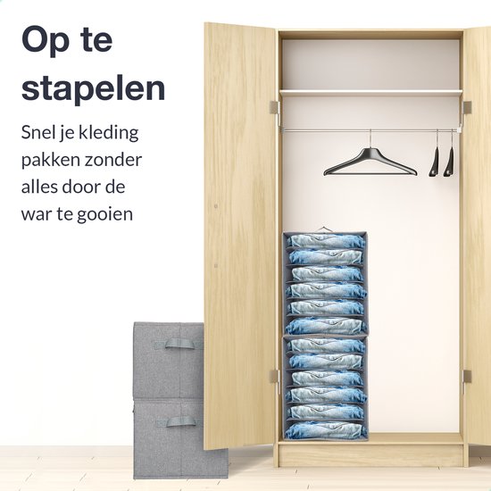 Boîtes de rangement grises avec poignées, empilées dans une armoire avec des jeans organisés.
