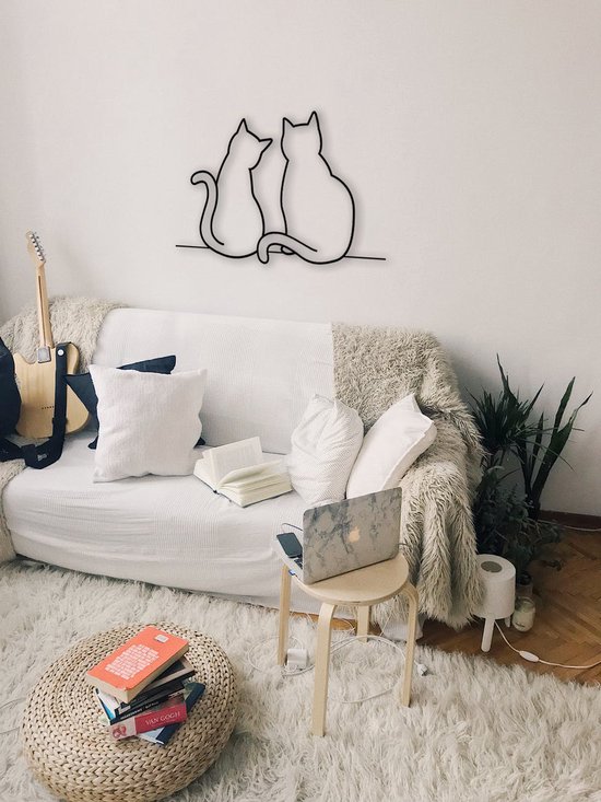 Zwarte metalen wanddecoratie van twee katten in lijnkunst, zittend naast elkaar.