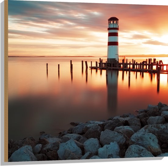 Hout - Rood met Witte Vuurtoren in het Water bij Zonsondergang - 80x80 cm - 9 mm dik - Foto op Hout (Met Ophangsysteem)