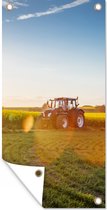 Tuinposter Trekker - Gras - Zonsondergang - 30x60 cm - Tuindoek - Buitenposter