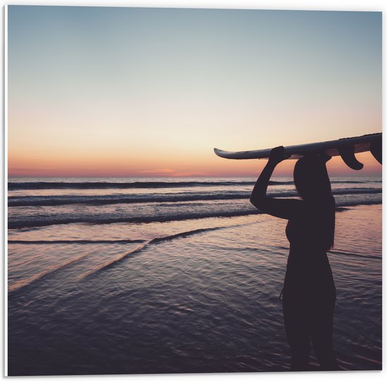PVC Schuimplaat - Silhouet van Surfer met Bord op Hoofd bij Zonsondergang - 50x50 cm Foto op PVC Schuimplaat (Met Ophangsysteem)