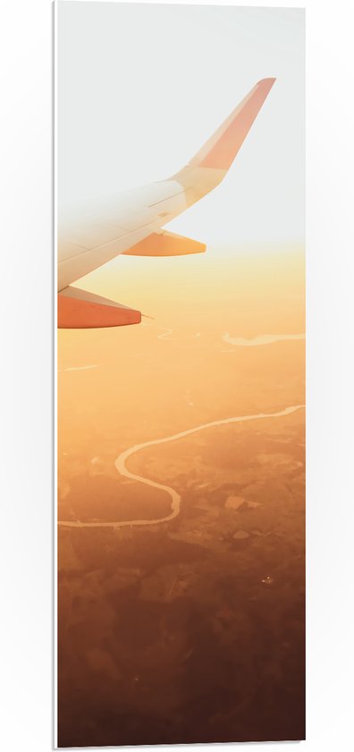 PVC Schuimplaat - Rood met Witte Vleugel van Vliegtuig bij Oranje Zonlicht - 30x90 cm Foto op PVC Schuimplaat (Met Ophangsysteem)