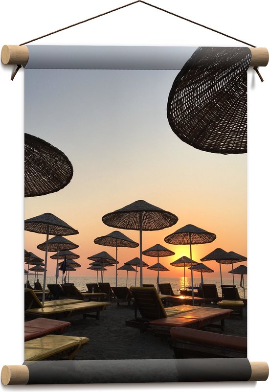 WallClassics - Textielposter - Ligbedden met Rieten Parasols aan het Strand in de Avondzon - 30x40 cm Foto op Textiel