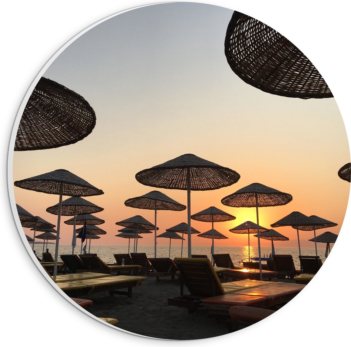 PVC Schuimplaat Muurcirkel - Ligbedden met Rieten Parasols aan het Strand in de Avondzon -