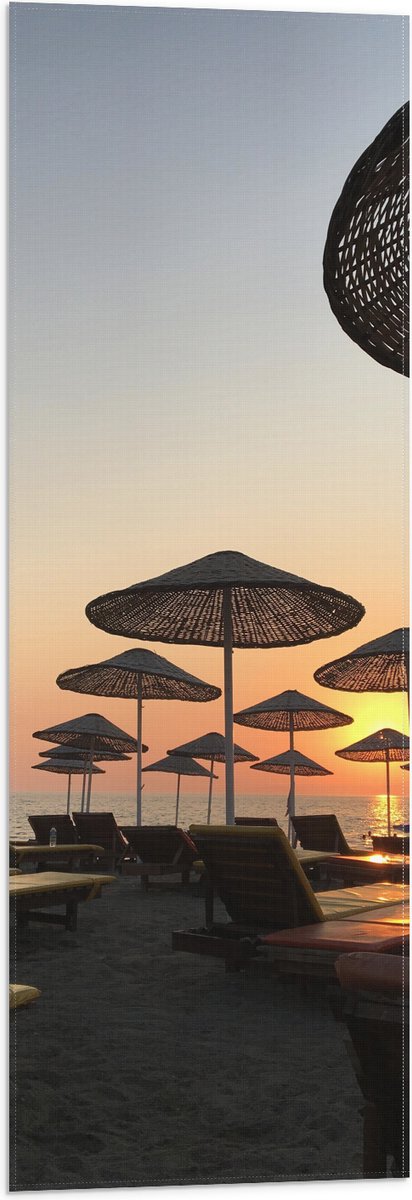 Vlag - Ligbedden met Rieten Parasols aan het Strand in de Avondzon - 30x90 cm Foto op Polyester Vlag
