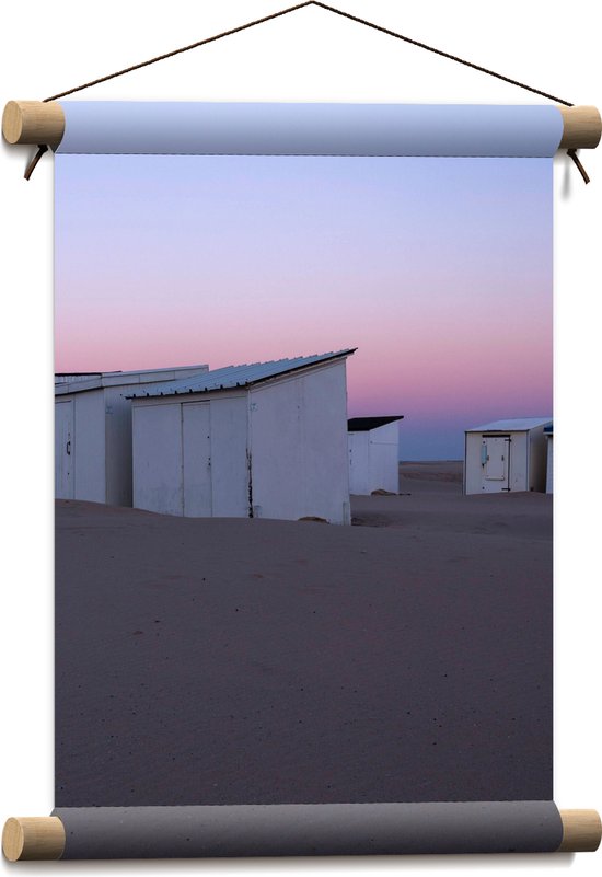 WallClassics - Textielposter - Witte Huisjes op Strand met Roze Lucht - 30x40 cm Foto op Textiel