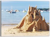WallClassics - Dibond - Zandkasteel op het Strand - 40x30 cm Foto op Aluminium (Wanddecoratie van metaal)
