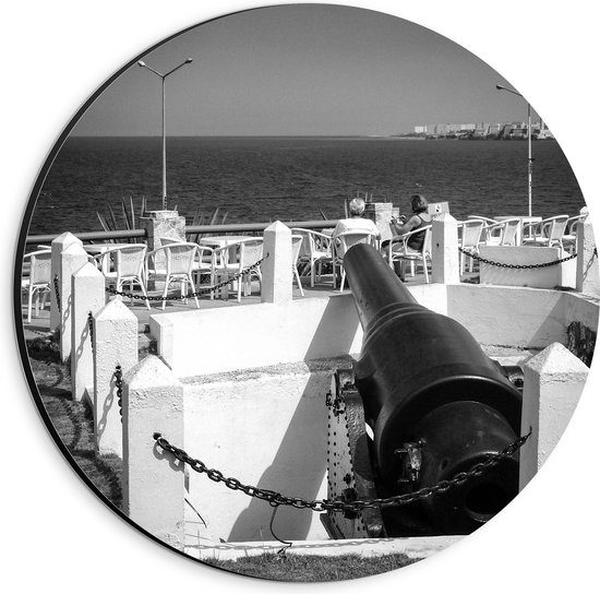 WallClassics - Dibond Muurcirkel - Zwart Kanon gericht op Zee - Zwart Wit - 20x20 cm Foto op Aluminium Muurcirkel (met ophangsysteem)
