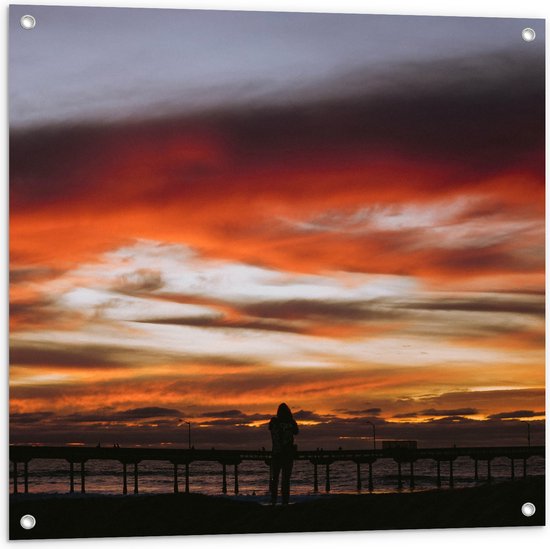 WallClassics - Tuinposter – Wit/ Oranje Lucht boven Pier bij de Zee - 80x80 cm Foto op Tuinposter (wanddecoratie voor buiten en binnen)