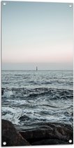 WallClassics - Tuinposter – Golven over de Zee onder Zachte Lucht - 50x100 cm Foto op Tuinposter (wanddecoratie voor buiten en binnen)