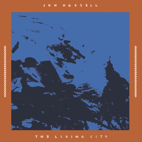Albumhoes voor 'The Living City' van Jon Hassell, met een abstract schilderij van donkere vormen tegen een blauwe achtergrond, omlijst door een oranje rand.